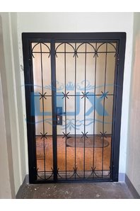 двустворчатая решетчатая дверь в тамбур